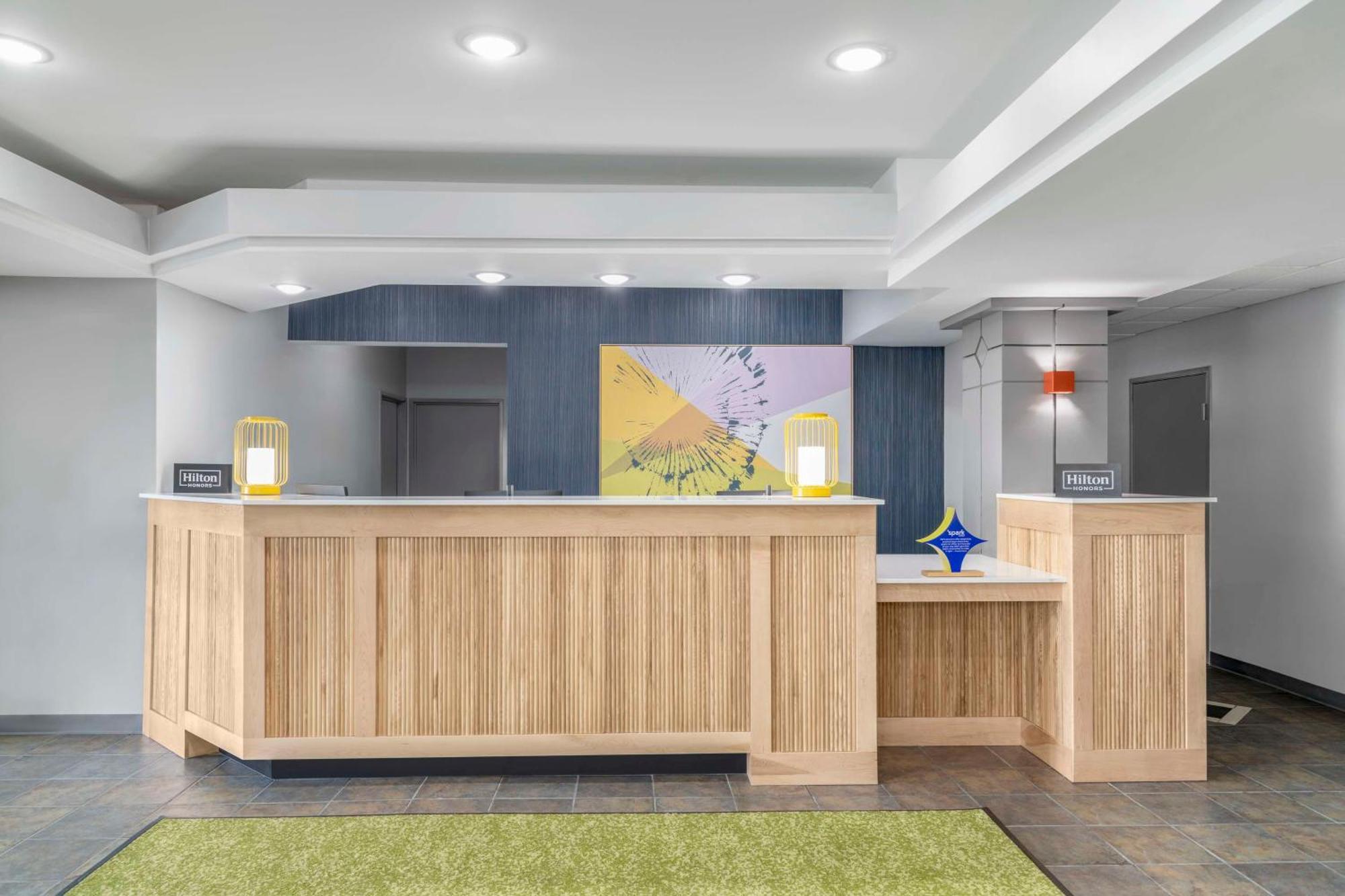 Spark By Hilton Lansing Esterno foto
