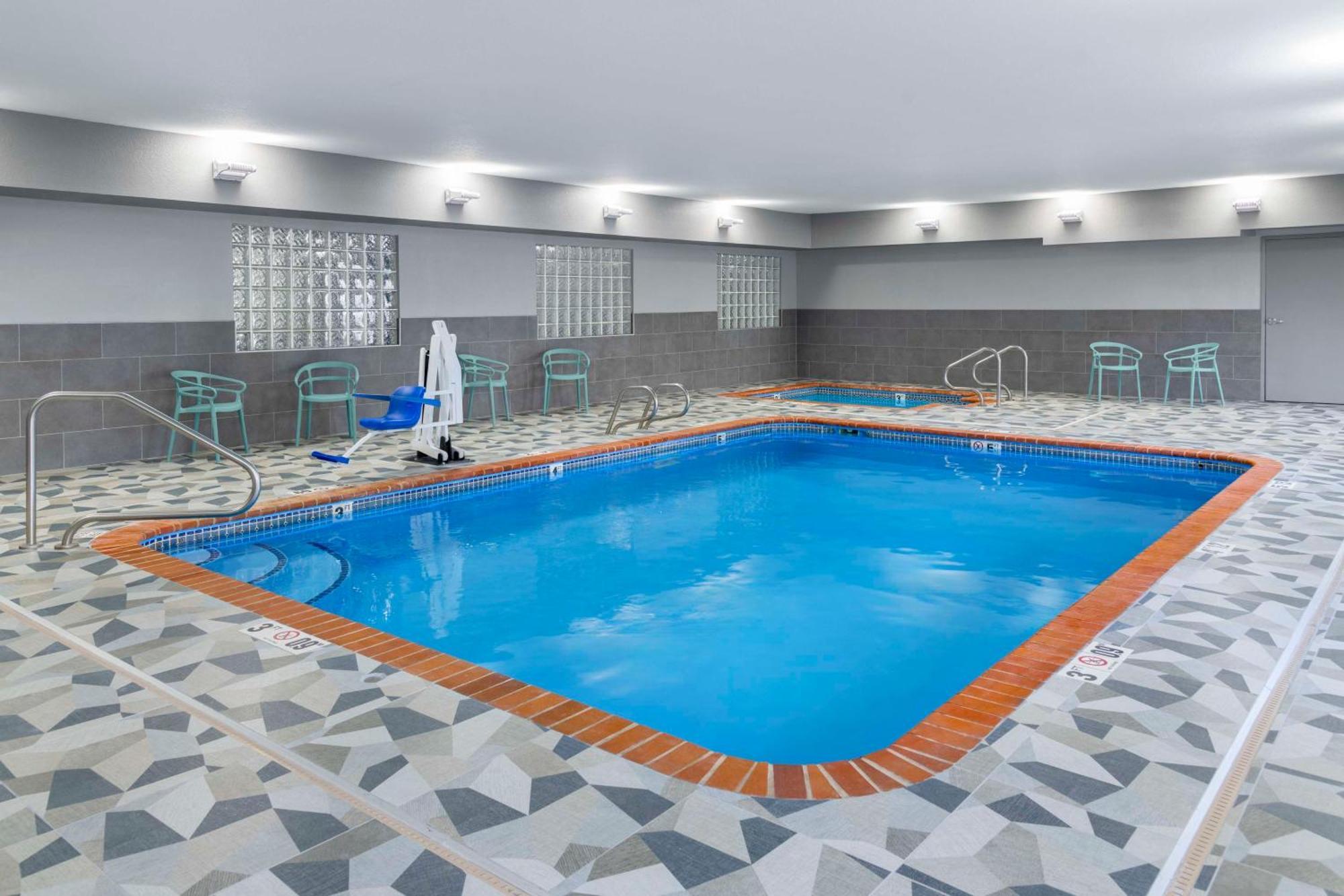 Spark By Hilton Lansing Esterno foto