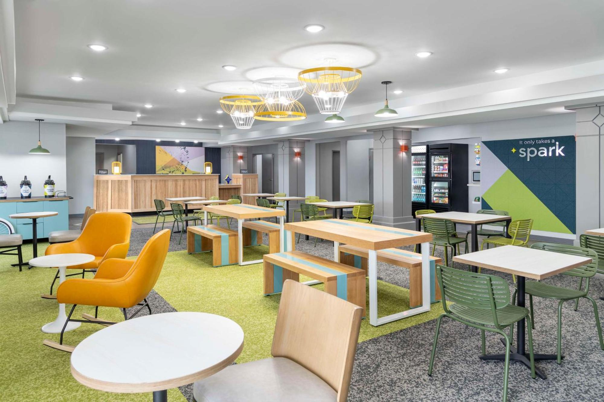 Spark By Hilton Lansing Esterno foto